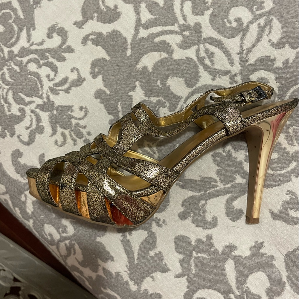 Gold pumps